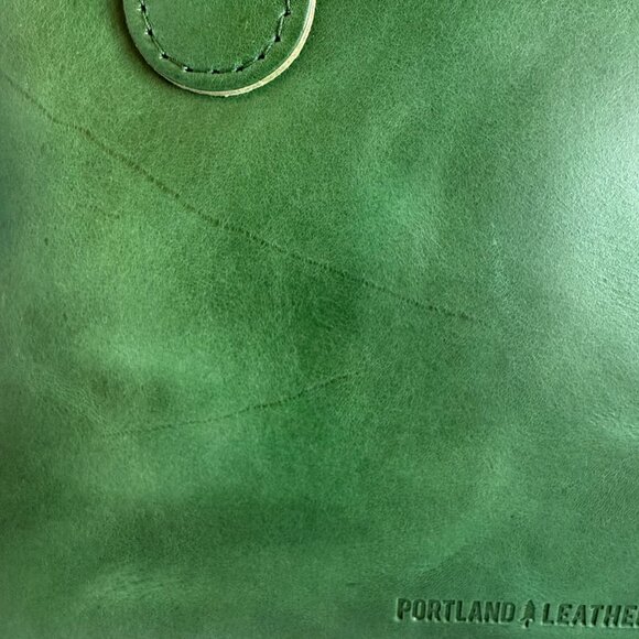 Portland Leather Small Raindrop Crossbody Bag $240 Retail. NWOT. - Picture 7 of 11